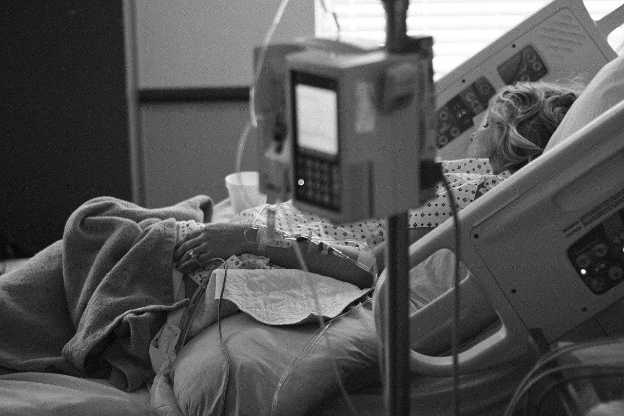 El kell-e látniuk a kórházaknak a súlyos állapotú, de oltásellenes Covid-fertőzötteket?