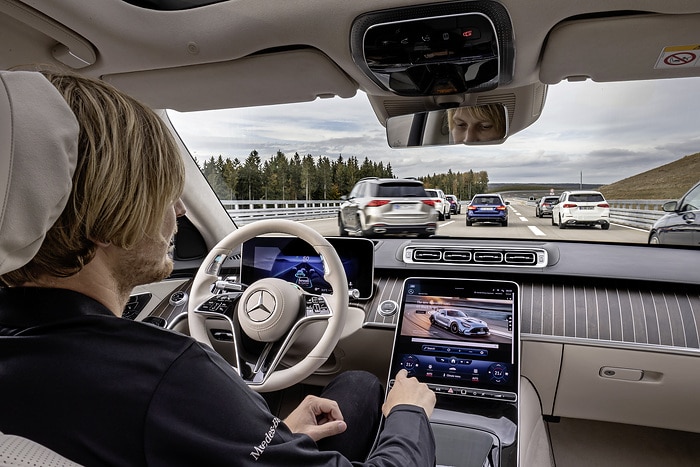 Jövőre már filmet is nézhetnek vezetés közben Németországban a Mercedes-Benz sofőrök