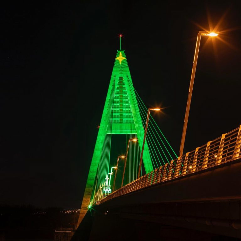 Így készült fényfestéses karácsonyfa a Megyeri hídból