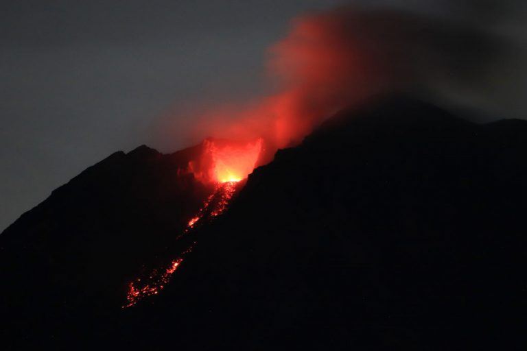A Semeru indonéz vulkán további kitöréssel fenyeget