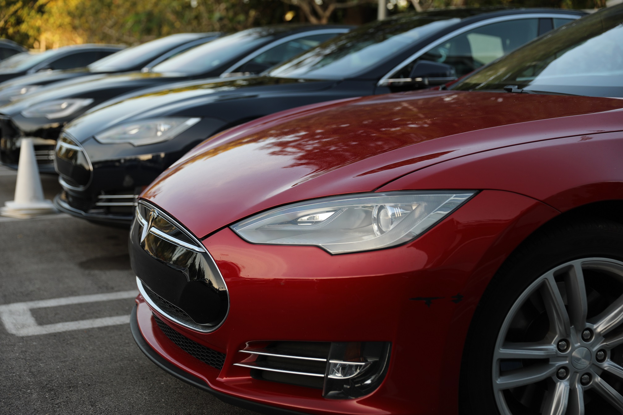 Csaknem az eddig eladott autóinak a negyedét kénytelen visszahívni a Tesla