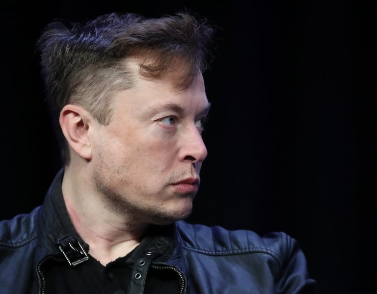 Másfél millió forintot ajánlott Elon Musk egy twitterezőnek, ha megszünteti a fiókot, ami a magángépe útjait követi