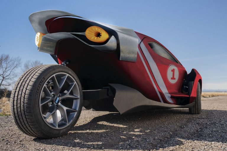 Elindult a háromkerekű autó, ami gyorsabb lesz, mint egy Tesla Roadster és kriptovalutát is bányászik a tulajdonosának