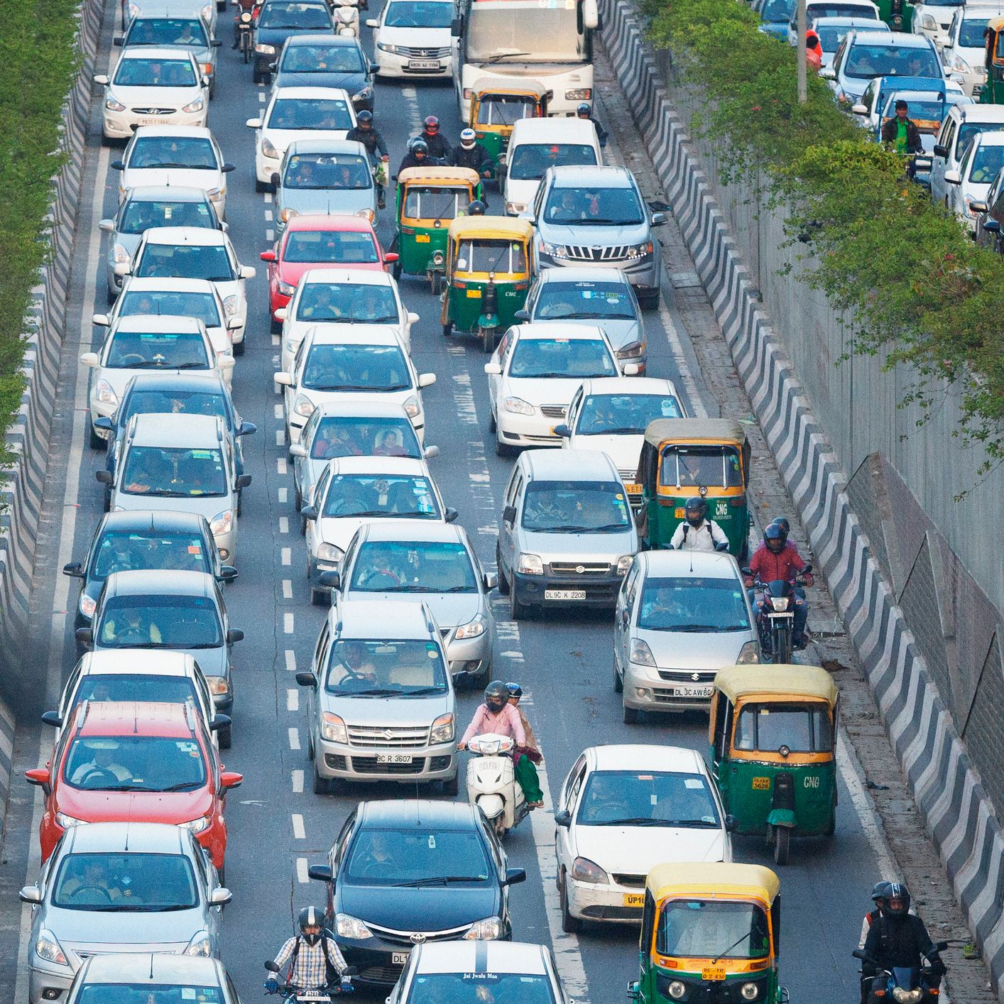 Új-Delhiben betiltották a tízévesnél idősebb dízel és a 15 évesnél öregebb benzines autókat