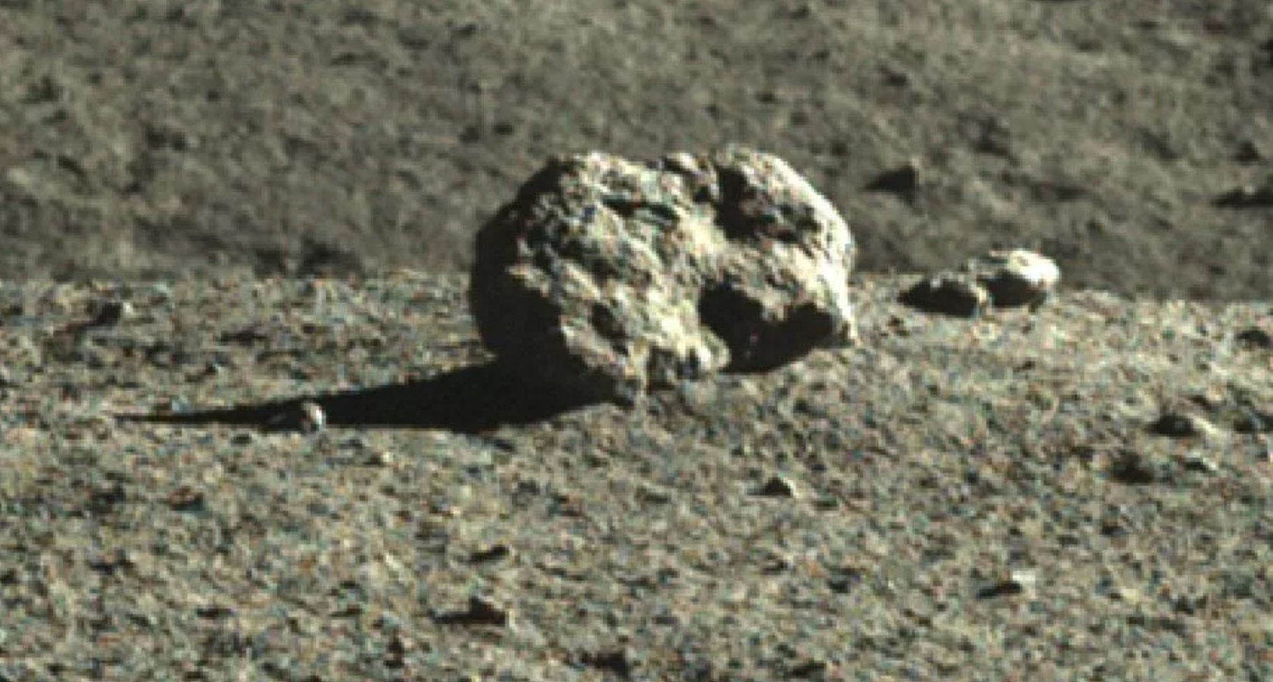 A kínai holdjáró közelebbi felvételt készített a Holdon fényképezett titokzatos kőzetről, amelynek nyúl alakja van