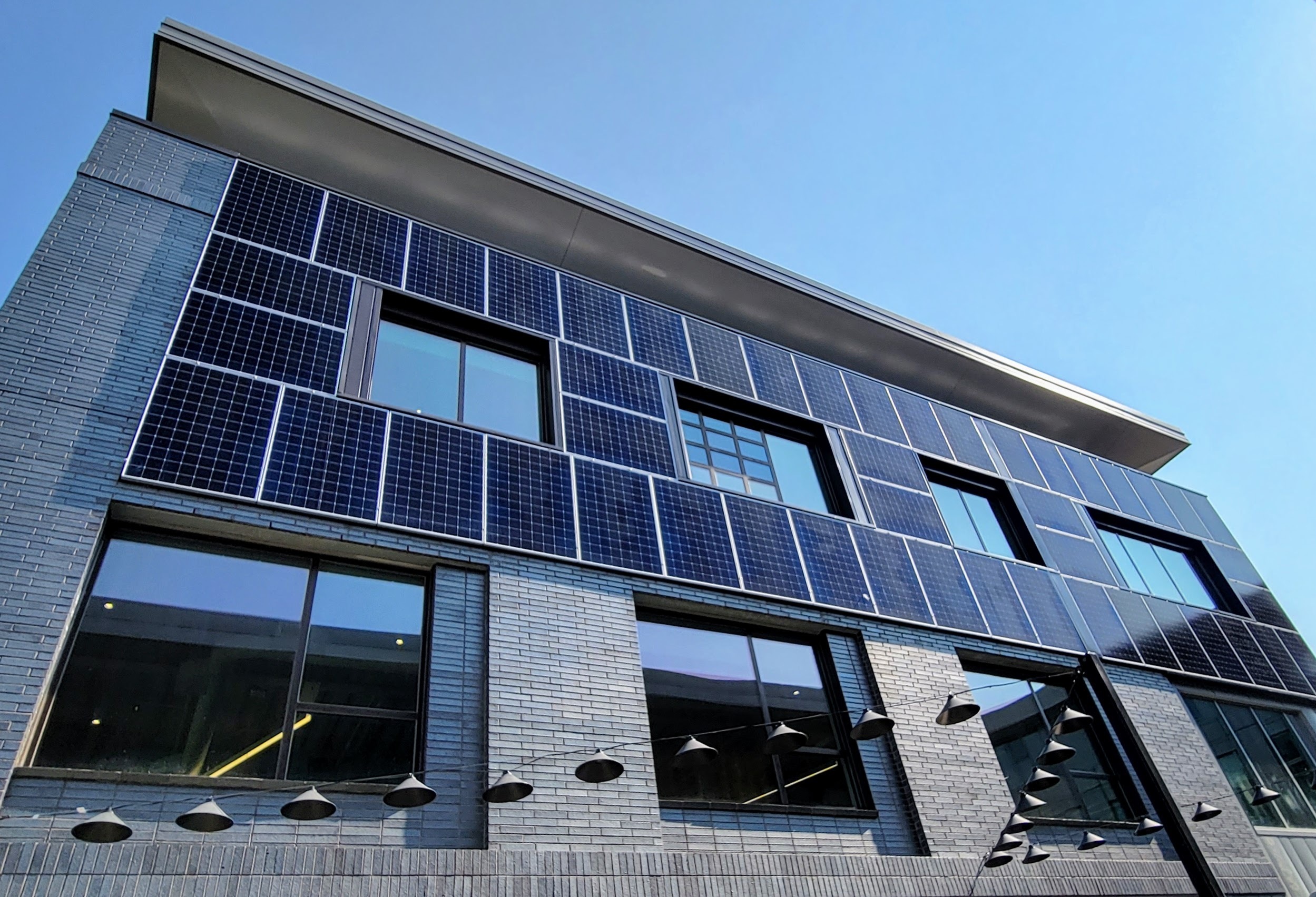 Már az épületek ablakai is napenergiát termelnek