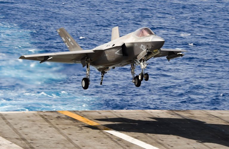 Komoly fejfájást okoz az USA-nak, hogy az egyik F-35-ös vadászgépük leszállás közben beleesett a tengerbe