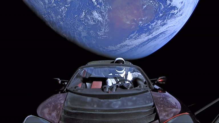 Erre járhat, és ilyen sors várhat Elon Musk Teslájára, amit négy éve lőttek ki az űrbe