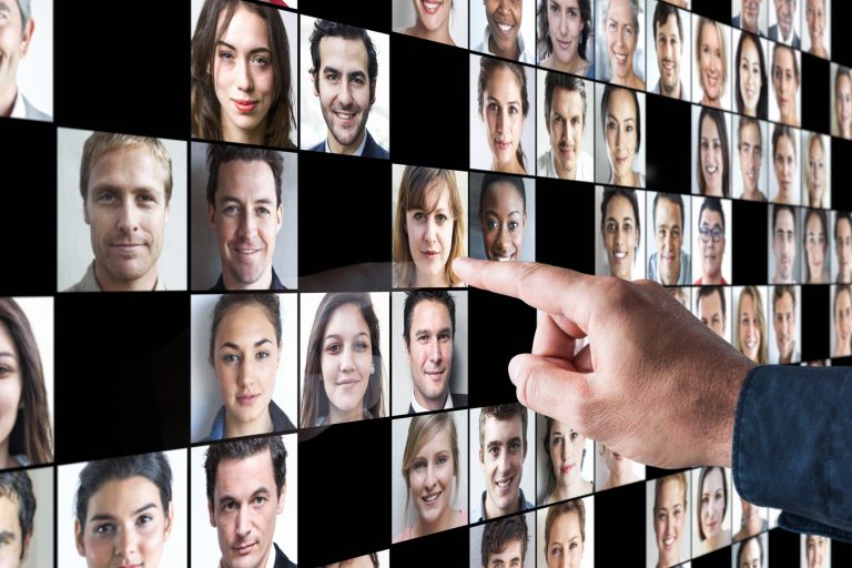 A hírhedt Clearview célja, hogy minden egyes embert be tudjon azonosítani az arcképe alapján