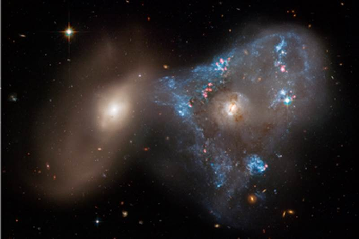 Két galaxis karambolozott – kozmikus háromszög lett az eredmény