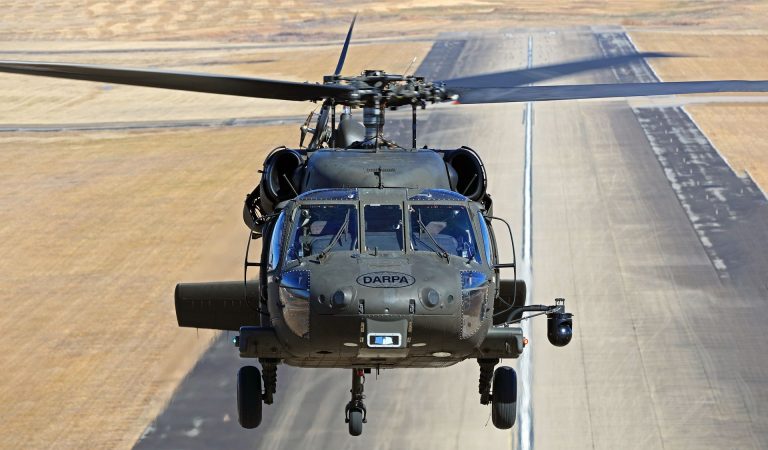 Fél órát repült személyzet nélkül az amerikai hadsereg Black Hawk helikoptere