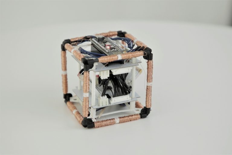Elektromágnesek segítségével rendeződnek alakzatba a modulárisan kapcsolódó robotkockák