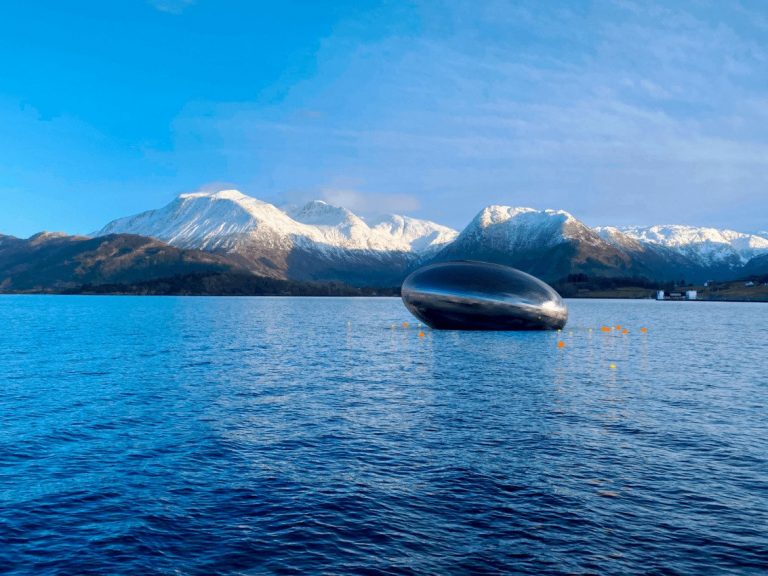 Kizárólag hajóval lehet eljutni a világ harmadik legnagyobb fjordjánál épülő kiállítási központba