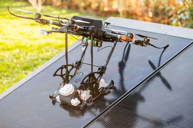 Drónokkal és robotokkal takarítaná a napelemeket egy belga startup