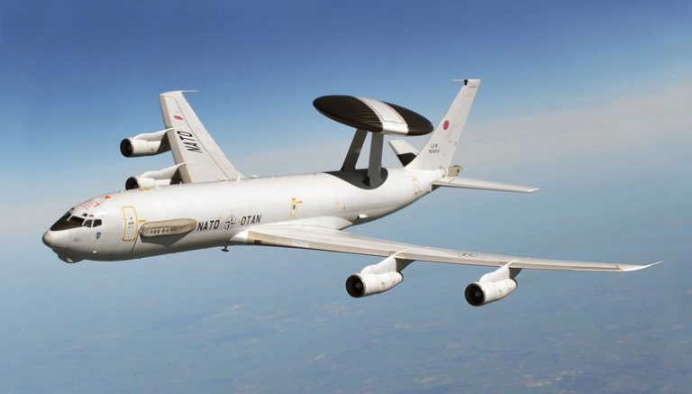 Ritka betekintés a NATO kelet-európai légteret védő AWACS repülőjének a belsejébe