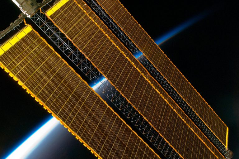 Öt kilométer hosszú, Föld körül keringő napelemfarmot építene Nagy-Britannia