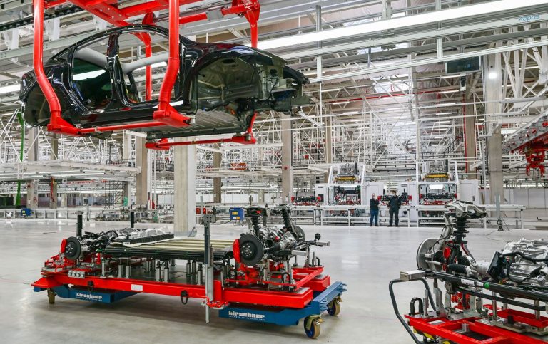 Elképesztő videót vett fel a berlini Tesla Gigafactory gyártósorai között száguldozó drón