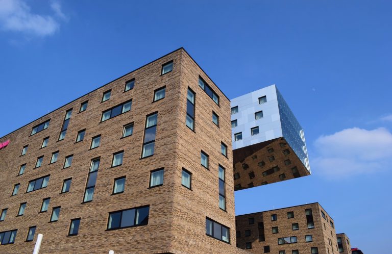 Az utcák felett lebegő épületekkel újítaná meg a városi építészetet egy norvég tervező