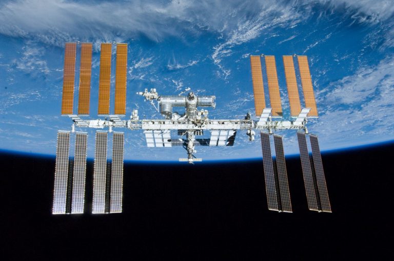 Így fekszik le este aludni egy űrhajós a Nemzetközi Űrállomáson