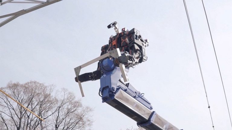 Hatalmas humanoid veszi át a munkát egy japán vasúttársaságnál
