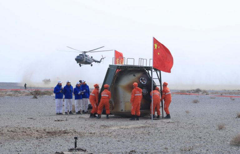 Rekord hosszú misszió után hazatértek a kínai űrhajósok az épülő űrállomásról