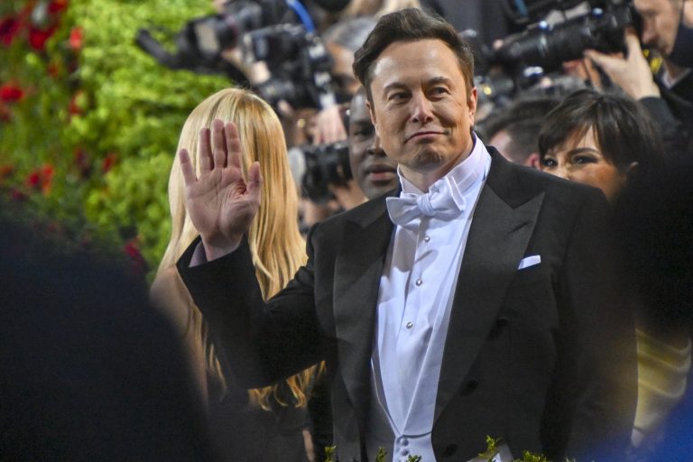 Újabb fordulat Twitter-ügyben: a részvényesek beperelték Elon Muskot