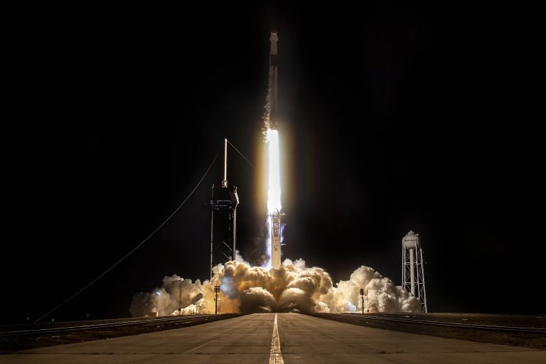 37 óra alatt három rakétát indított útnak és legalább öt dolgozót rúgott ki a SpaceX
