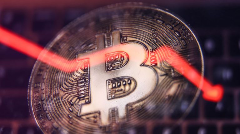 Pánik söpör végig a kriptovilágon, miközben a bitcoin árfolyama másfél éves mélypontra zuhant