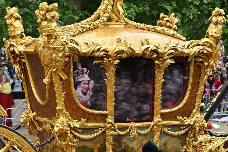 A királynő hologramszerű kivetülése kocsizott végig a platinajubileumi ünnepségen