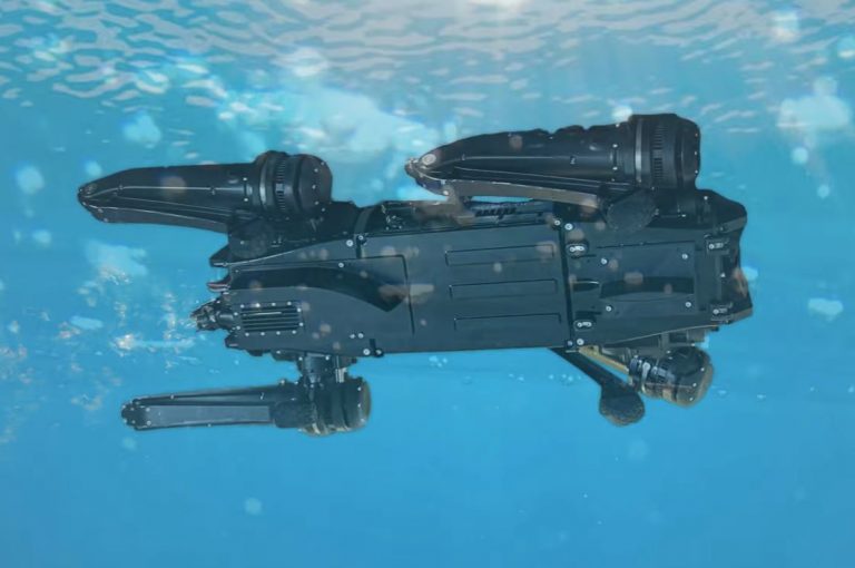 Már úszni is tud a Ghost Robotics disztópiákat idéző robotkutyája