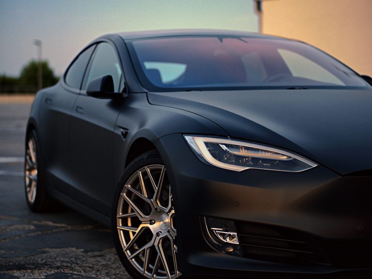 A Tesla lecsökkentette egy autó akkumulátorkapacitását, aztán milliókat kért, hogy visszaállítsák