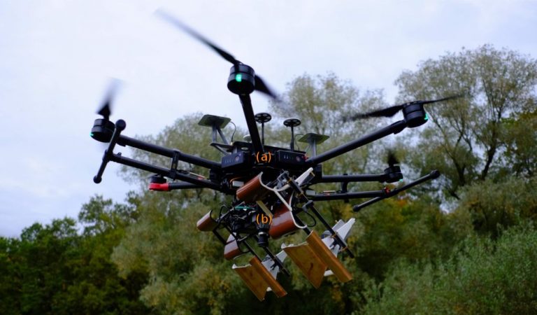 Számtalan ember életét mentheti meg a jövőben a svájci kutatók önműködő aknakereső drónja