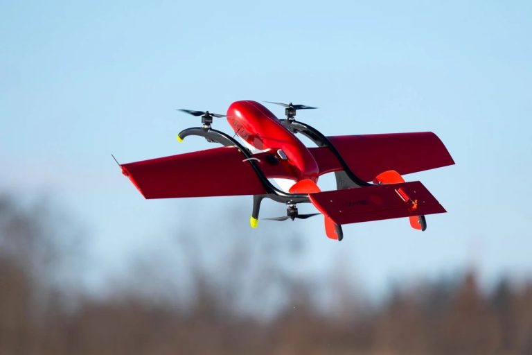 A kvadkopterek és a repülőgépek legjobb tulajdonságait egyesítik egy cég innovatív drónjai