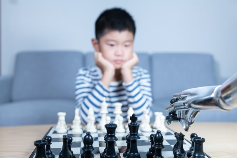 A gépek már nem csak legyőzik az embereket a sakkban, hanem közben el is törik az ujjukat