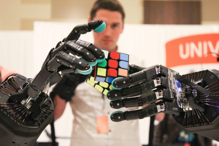 Szinte tökéletesen leköveti az ember kézmozdulatait a brit cég távvezérelhető robotkeze