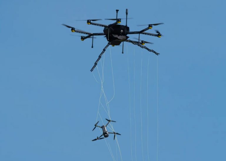 Egyszerre két drónt is képes elfogni egy oktokopter – majd zsákmányként magával is viszi őket