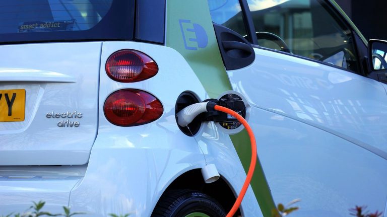 Elektromos autó töltése az energiaválságban