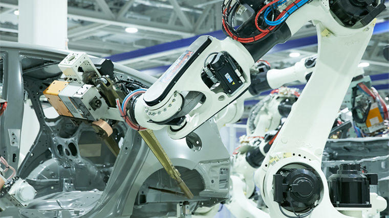 A Kawasaki betekintést nyújt, hogyan építik a robotjai a Toyota Corollákat