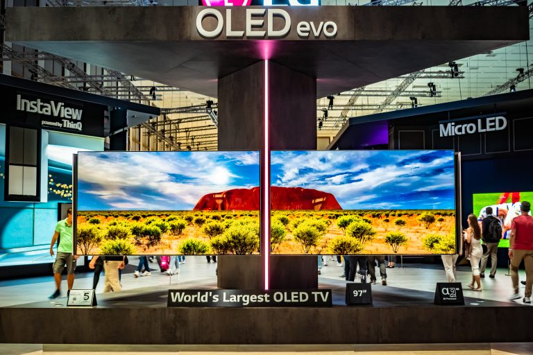 A világ legnagyobb OLED tévéje, gombnyomásra hajló monitor és a jövő kijelzőtechnológiája is ott volt Berlinben