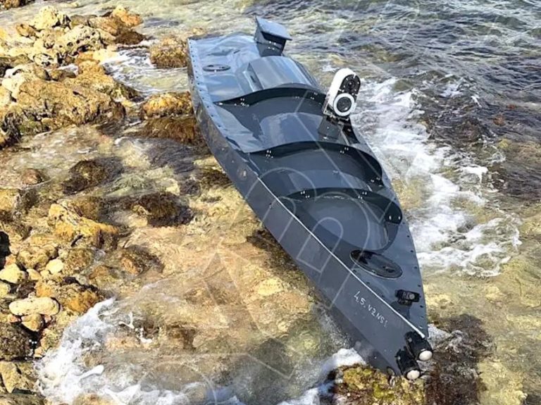 Ezt az ismeretlen drónhajót sodorta partra a víz az oroszok szevasztopoli bázisánál