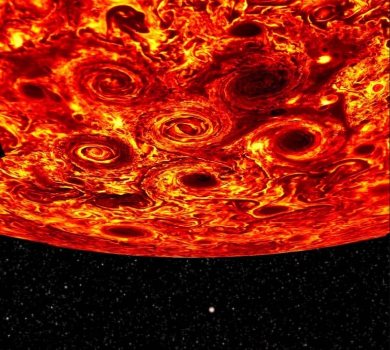 Hogy miért generálnak ilyen hátborzongatóan tökéletes mértani alakzatokat a Jupiter ciklonjai, azt a tudósok sem értik
