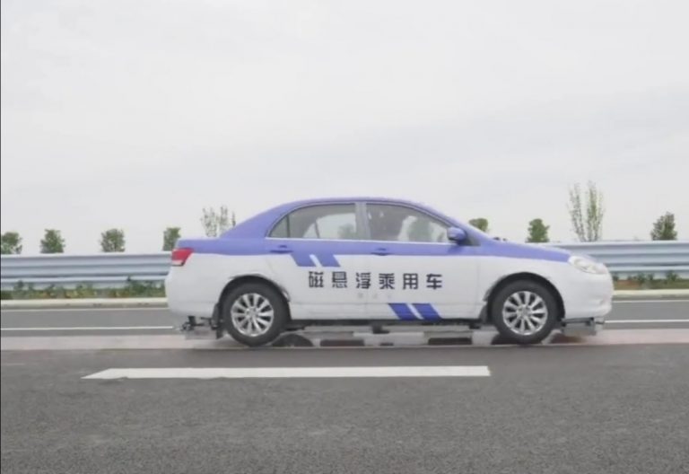 Az út fölött három centiméterrel lebegő maglev autókat tesztelnek Kínában