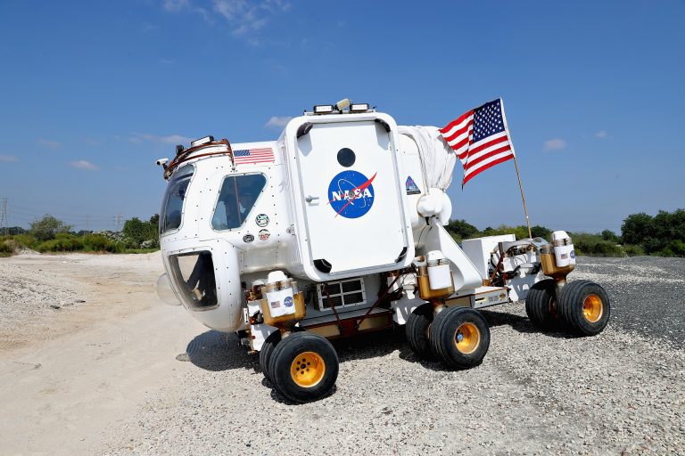 A NASA javában készülődik a Holdra, előkapták a garázsból az 