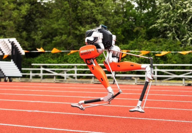 Rekordgyorsasággal futotta le a száz métert a kétlábú robot, ami önállóan tanult meg sprintelni