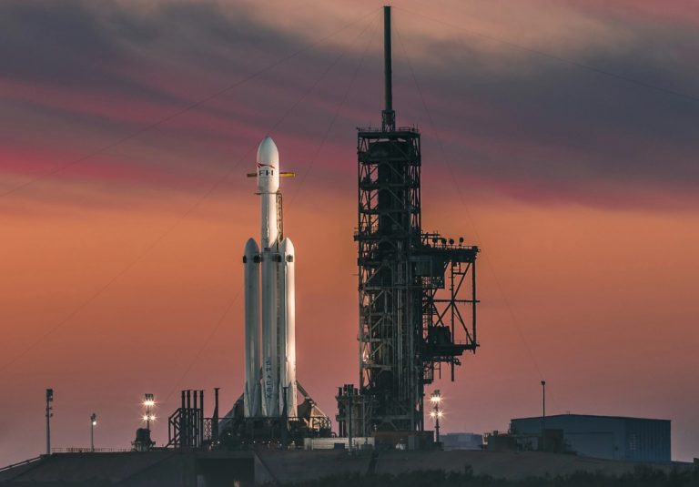 Brutálisan nehéz, titkos műholdat állíthat pályára a SpaceX a Falcon Heavy-vel