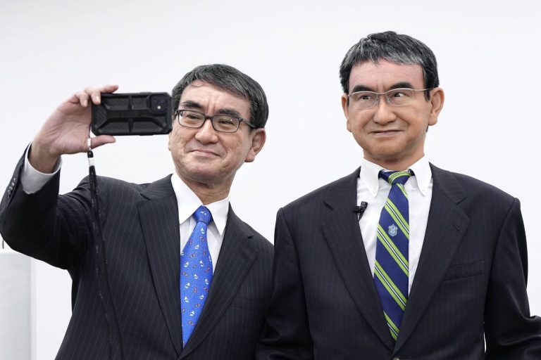 Japánban egy politikus helyett már a robothasonmása dolgozik
