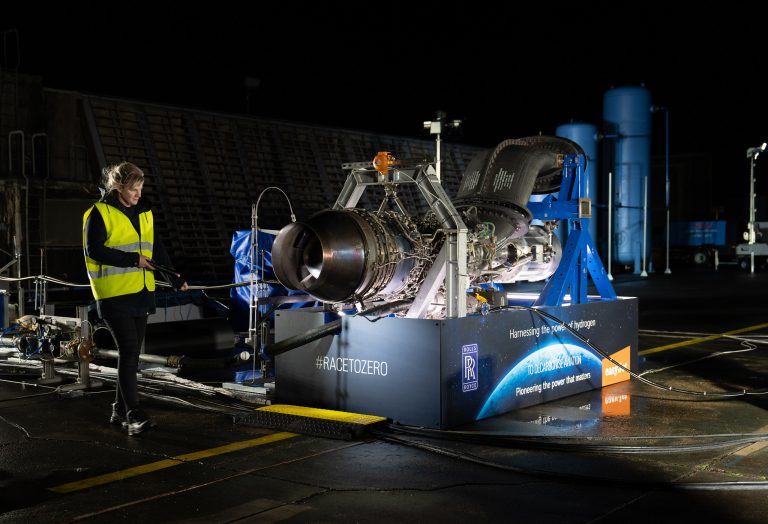 Beindították a Rolls-Royce első hidrogénnel működő repülőgéphajtóművét