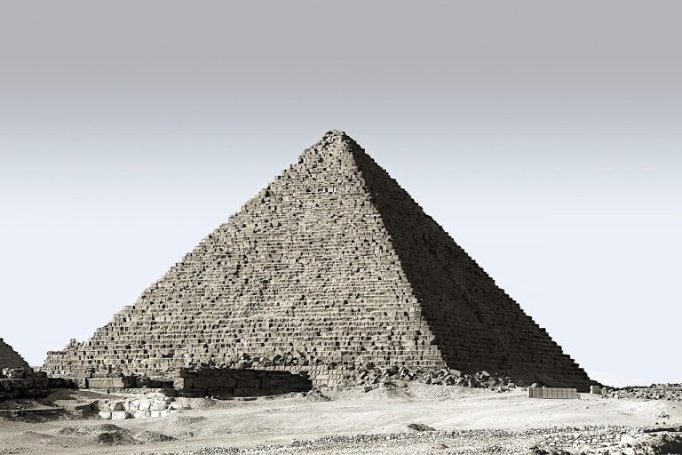Több száz múmiát és egy eddig ismeretlen piramist is találtak Egyiptomban