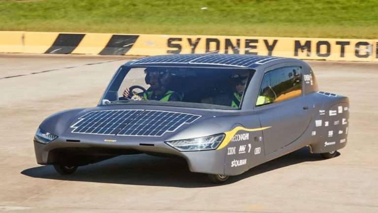 Ezer kilométert tett meg töltés nélkül egy napelemes autó