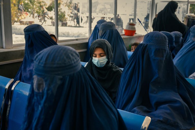 Afganisztánban a nőket kitiltották a parkokból, konditermekből, középiskolákból és egyetemekről